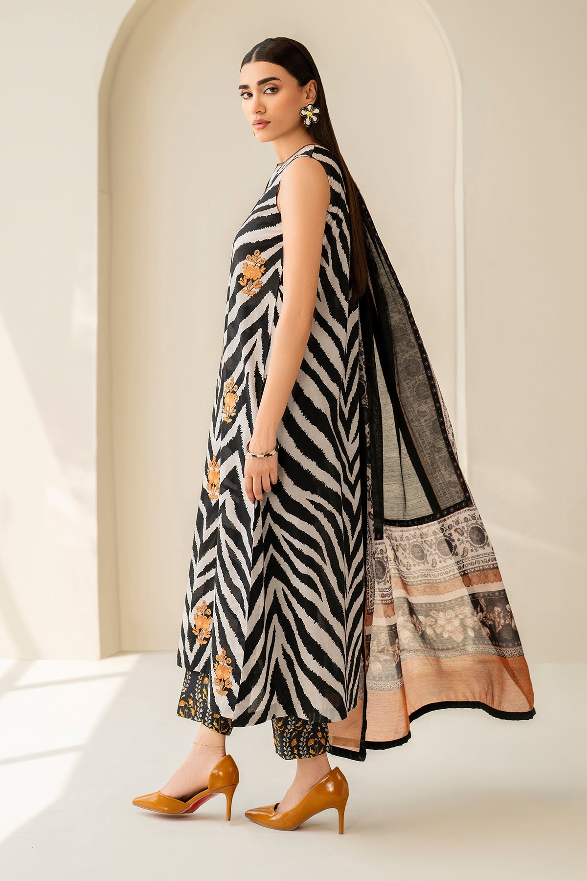 EMBROIDERED PRINTED LAWN UF-4206