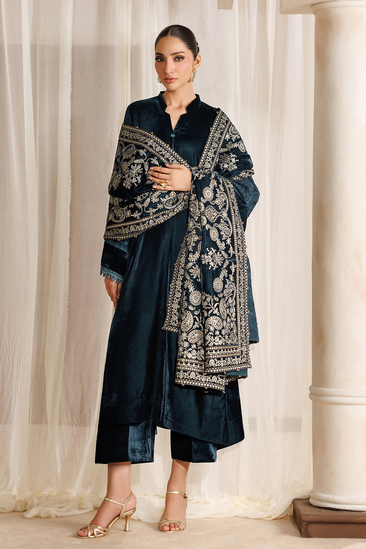 EMBROIDERED VELVET SHAWL VS-73