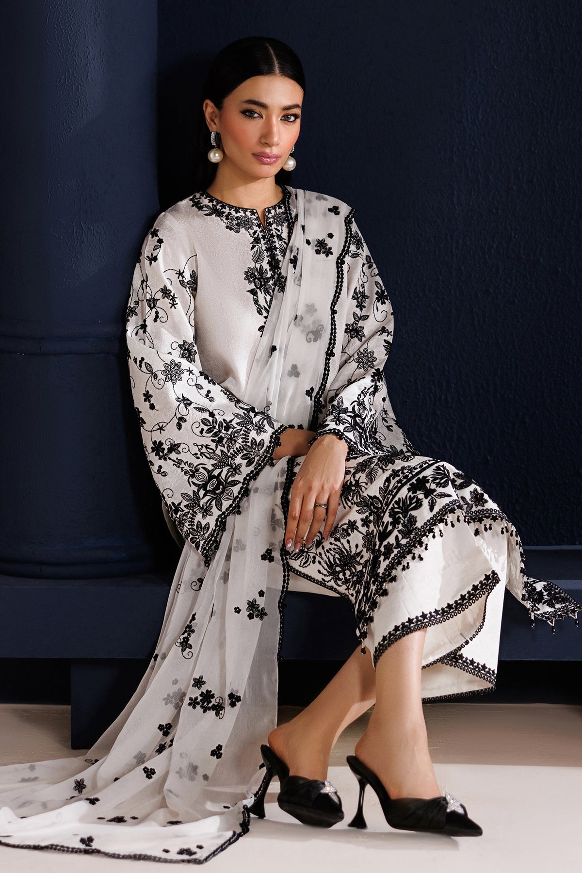EMBROIDERED JACQUARD SILK UF-4442