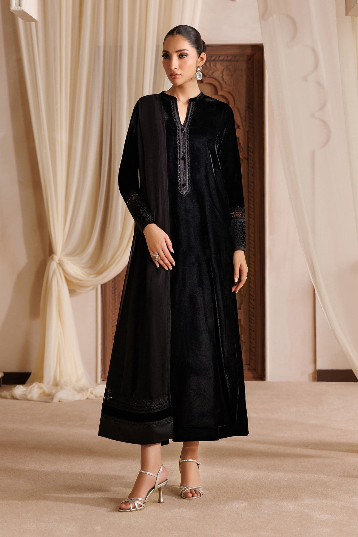EMBROIDERED VELVET EN-1387